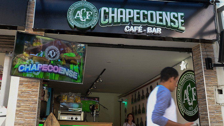 'Chapecoense Café-Bar': El homenaje de Colombia al club brasileño tras la tragedia aérea (VIDEO)