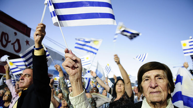 ¡Soy celeste!: Uruguay experimenta un drástico incremento de las solicitudes de residencia