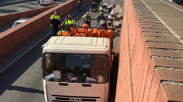 Persecución a tiros al ladrón de un camión de gas que marchaba en sentido contrario en Barcelona