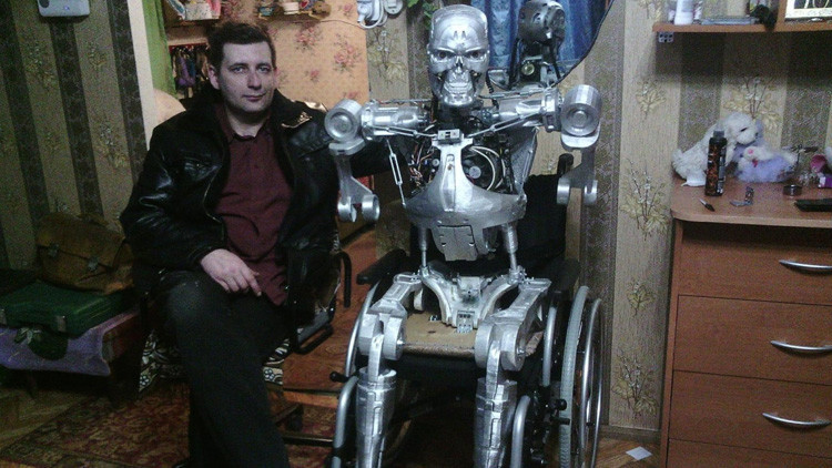 VIDEO: Un ruso 'imprime' en su casa una réplica de 'Terminator' que habla y reconoce caras