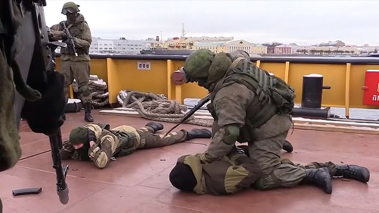 VIDEO: Infantes de Marina rusos 'liberan' un buque secuestrado por piratas imaginarios