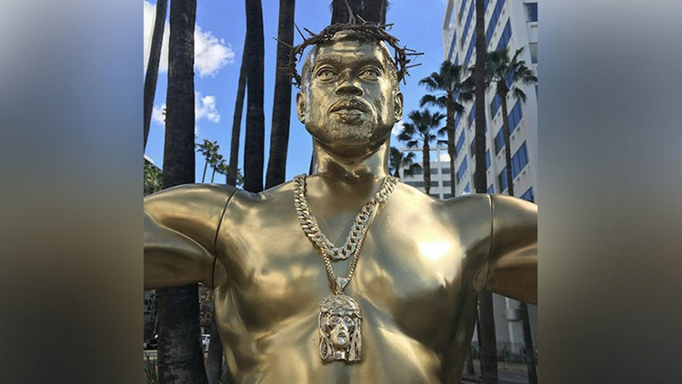 Una estatua del rapero Kanye West 'crucificado' aparece en mitad de Hollywood