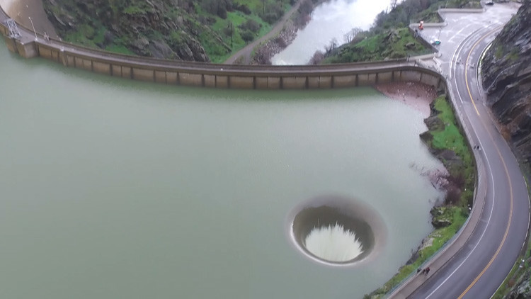 VIDEO: Un desagüe de presa a vista de dron se asemeja a un agujero negro