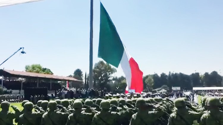 Video: La bandera mexicana se rasga frente a Peña Nieto en una ceremonia