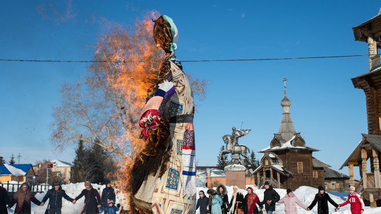 ¡Estos rusos están locos!: Los eslavos despiden el invierno con una tradicional festividad milenaria