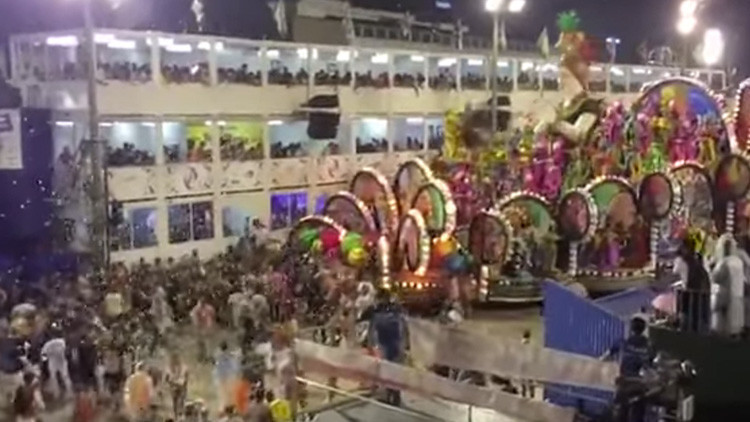 VIDEO IMPACTANTE: Una carroza descontrolada arrolla a una multitud en el Carnaval de Río 