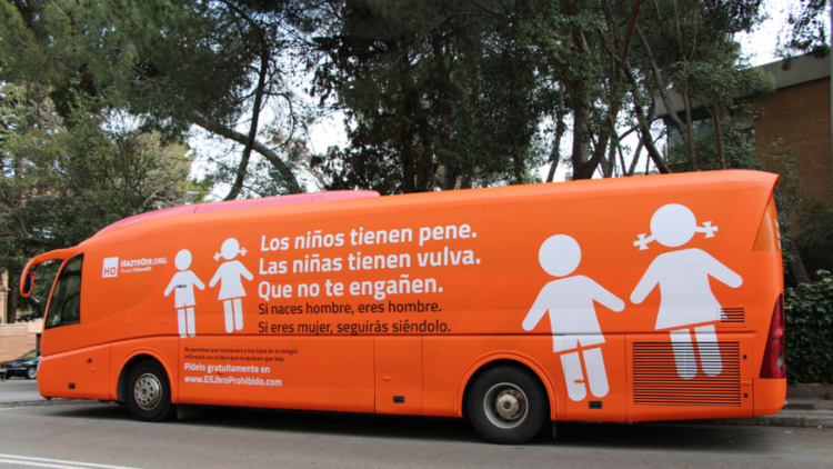 El 'autobús del odio' de una ONG ultracatólica que recorre Madrid contra los niños transexuales
