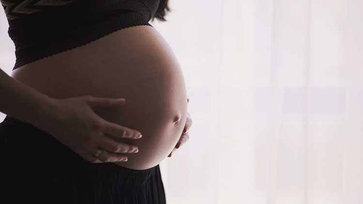 Mujer china da a luz a dos gemelas seis días después del nacimiento de su primer hijo