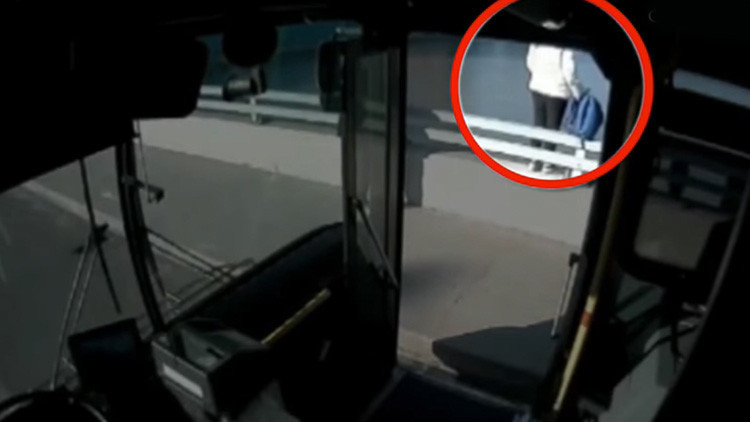 "Tiene un mal día, ¿puedo abrazarla?": Conductor de bus evita que una mujer salte al vacío (video)