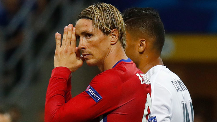 Un choque brutal deja inconsciente al futbolista Fernando Torres (VIDEO)