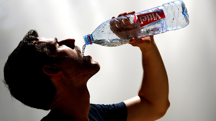 Científicos revelan las terribles consecuencias de la teoría de los '8 vasos de agua al día'