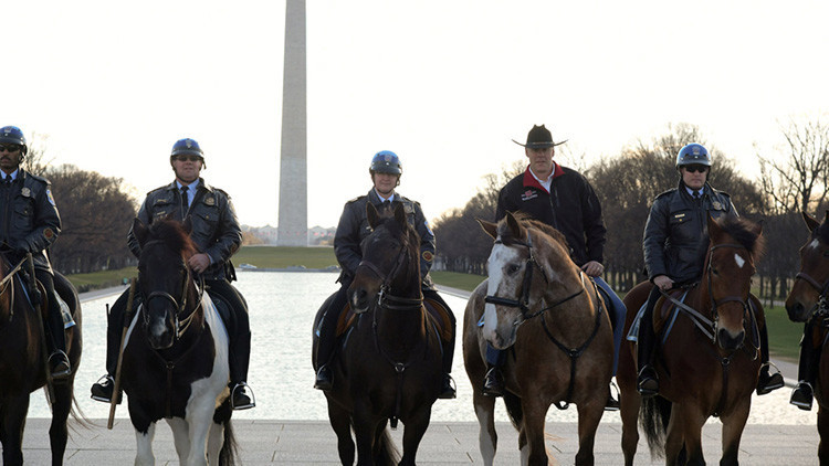 Video: El nuevo secretario de Interior de EE.UU. llega a su oficina a caballo, al estilo cowboy