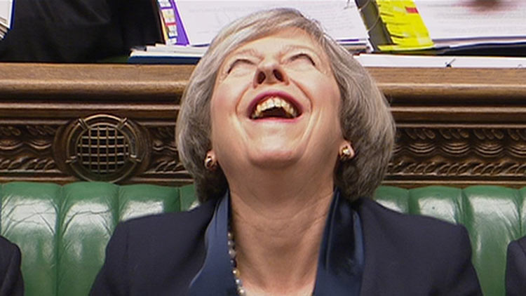 La risa siniestra de Theresa May genera una lluvia de memes en Twitter