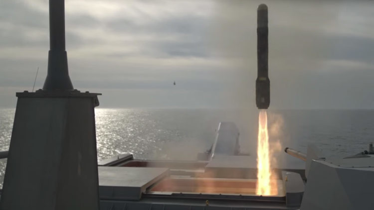La Armada de EE.UU. lanza misiles Hellfire desde un buque de combate (VIDEO)