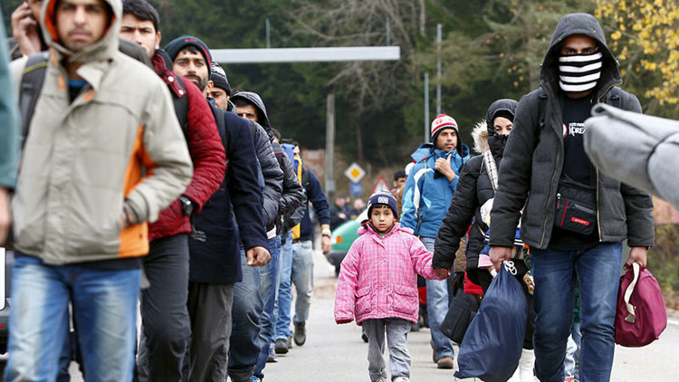 "Merkel dejó entrar a los refugiados para evitar imágenes de violencia en la frontera"