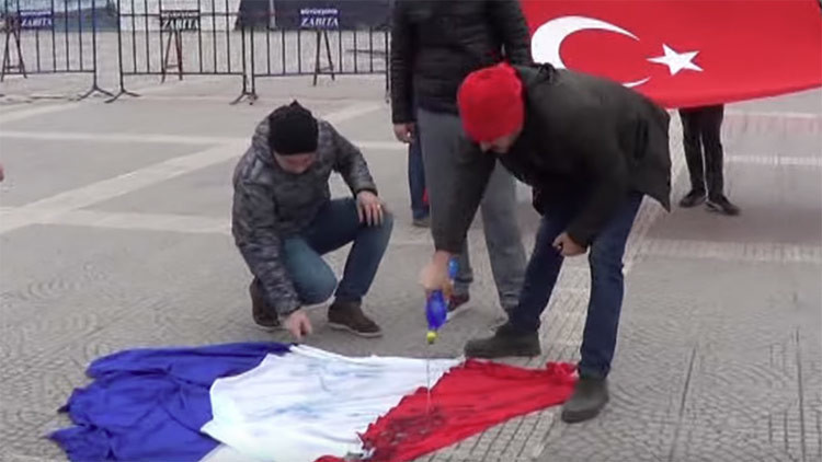 'Fallo épico': Unos turcos queman la bandera de Francia en vez de la holandesa (VIDEO)