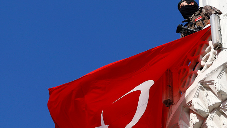 Turquía suspende sus relaciones de alto nivel con los Países Bajos