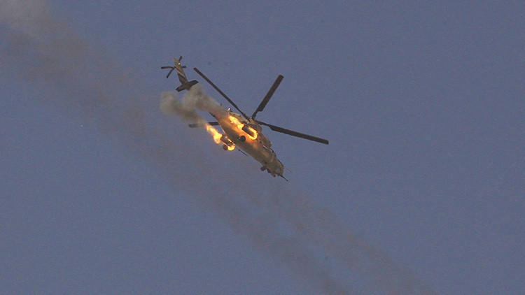 Un helicóptero del Ejército iraquí ataca con misiles posiciones del EI en Mosul (VIDEO)