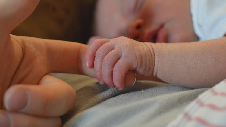 Una bebé prematura busca el contacto humano en una conmovedora foto 