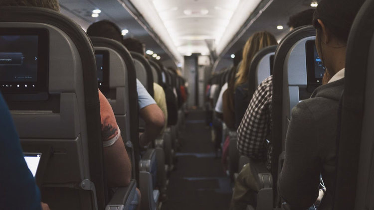 Explotan los audífonos a una mujer mientras dormía en un vuelo a Australia (FOTOS)