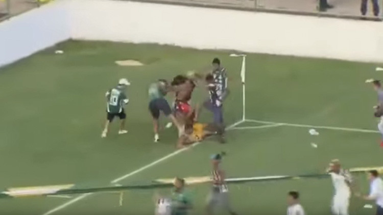 Les pegan a todos menos al árbitro: El fútbol brasileño, marcado por cruenta batalla campal (VIDEO)