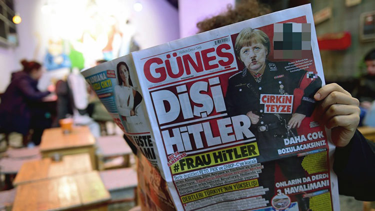 'Frau Hitler': Merkel, en uniforme nazi en la portada de un diario turco (FOTO)