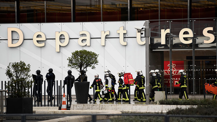 El atacante del aeropuerto de París gritó: "Estoy aquí para morir por Alá. Habrá muertos"