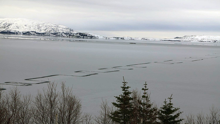 Captan misteriosas líneas geométricas en la superficie helada de un lago en Islandia (FOTOS)