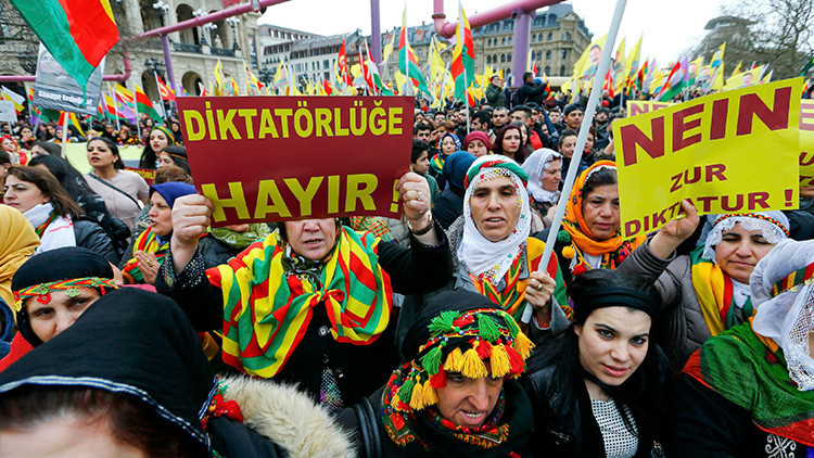 Ankara convoca al embajador alemán por las manifestaciones kurdas en Fráncfort del Meno