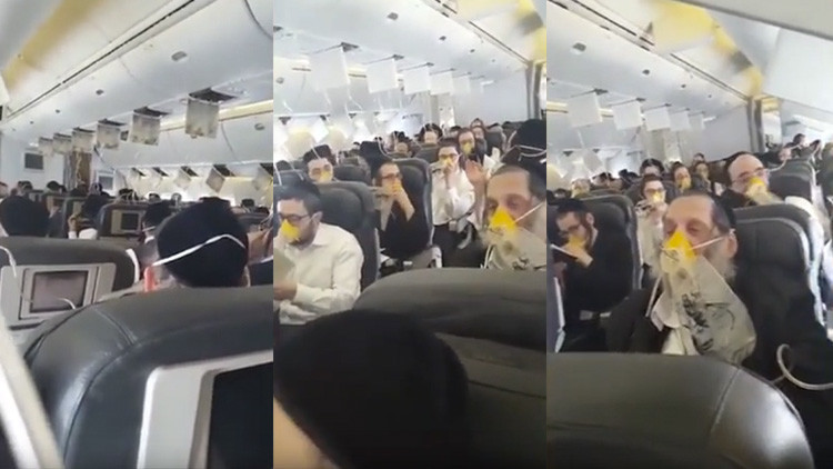 Atemorizados pasajeros rezan juntos con máscaras de oxígeno cuando avión pierde presión (VIDEO)