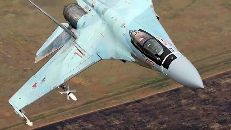 VIDEO: Los cazas Su-35 rusos realizan pruebas de combate con misiles guiados