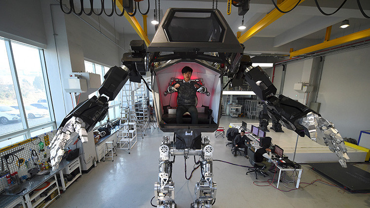FOTO, VIDEO: El fundador de Amazon maneja un robot gigantesco