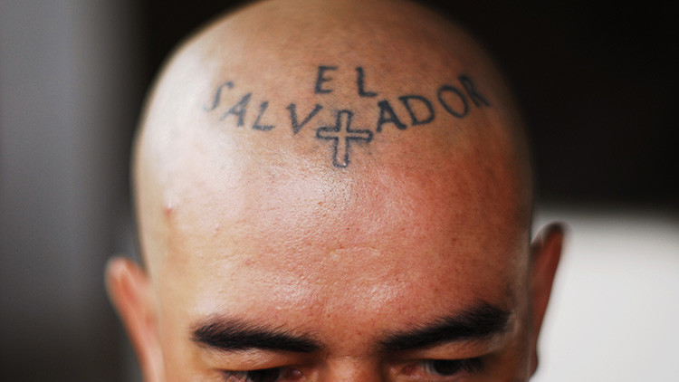 Por este motivo muchos latinos se están borrando los tatuajes en EE.UU.