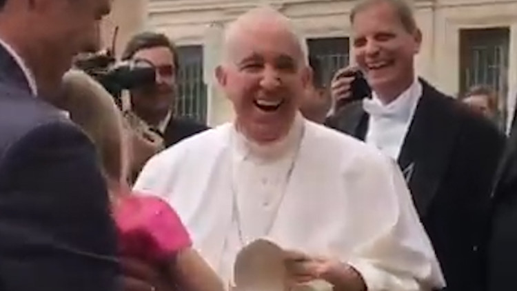 VIDEO: Una niña de 3 años le 'roba' una prenda sagrada al papa Francisco