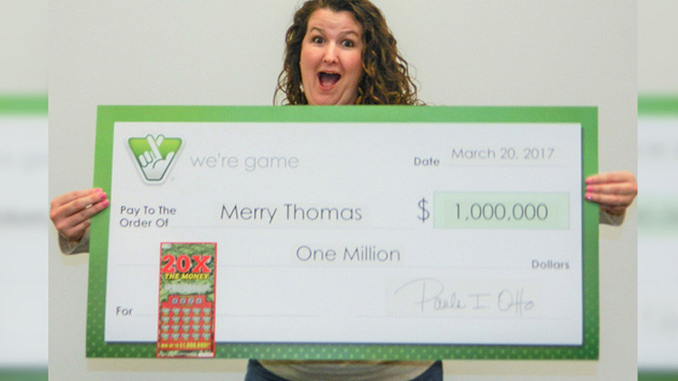 Una mujer le muestra a su amiga cómo jugar a la lotería y gana 1 millón de dólares
