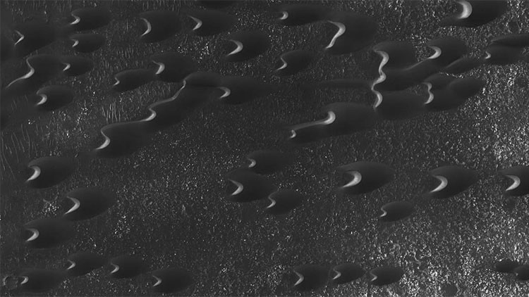 Una nueva imagen de la NASA revela increíbles barjanes en la superficie de Marte