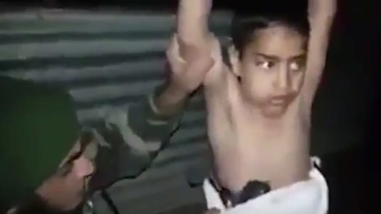 VIDEO: Detienen a un 'niño suicida' de 7 años que llevaba artefactos explosivos bajo su camiseta