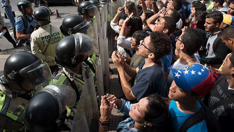 Medios: Dirigentes opositores salen de Venezuela mientras llaman a una marcha