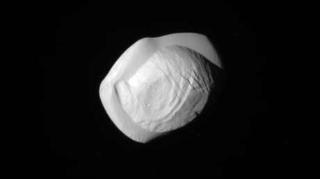 VIDEO: La NASA capta un 'ravioli' en la órbita de Saturno