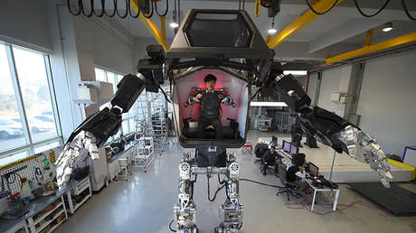 FOTO, VIDEO: El fundador de Amazon maneja un robot gigantesco