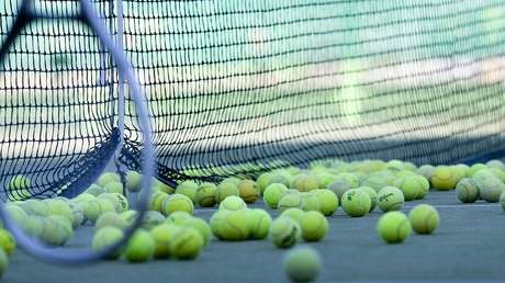 Esta es la razón por la que aconsejan llevar una pelota de tenis cuando viajamos en avión