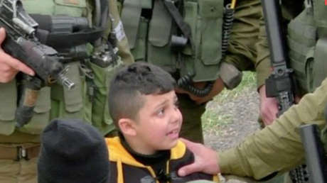 VIDEO: Soldados israelíes retienen por la fuerza e intimidan a un niño palestino de 8 años