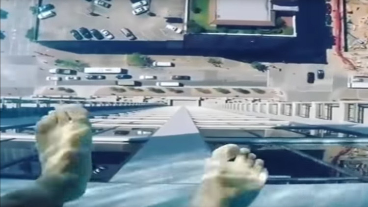 ¿Tiene miedo a las alturas? Conozca esta piscina 'sin fondo' suspendida en las nubes (VIDEO)