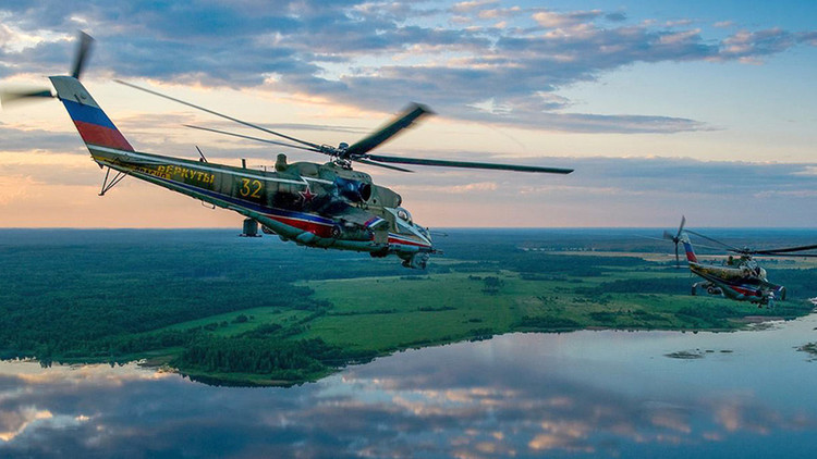 Cazadores nocturnos: Grupo ruso de acrobacia aérea Berkut se exhibe en helicópteros de ataque Mi-28