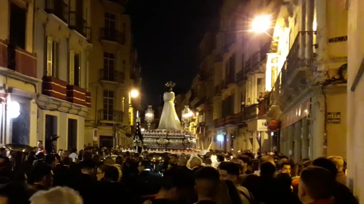Pánico en una procesión de Semana Santa en Málaga por rumores de un atentado terrorista (VIDEOS)