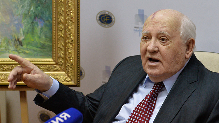 Gorbachov: "El mundo se está preparando para la guerra"