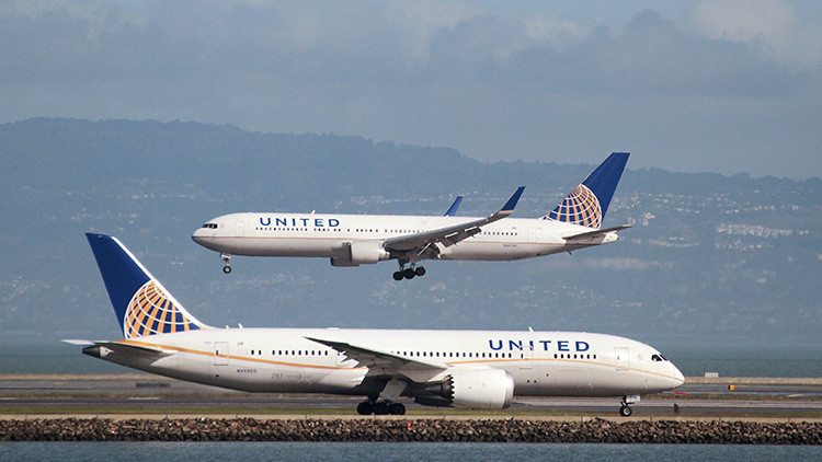 United Airlines expulsa de un avión a una pareja que viajaba a su casamiento