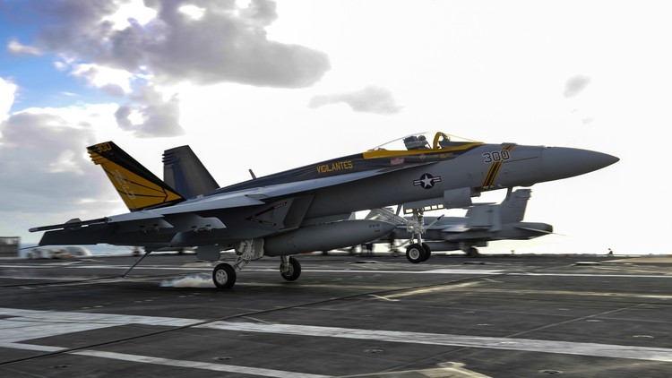 Un caza F-18 del portaviones USS Carl Vinson se estrella cerca de Filipinas