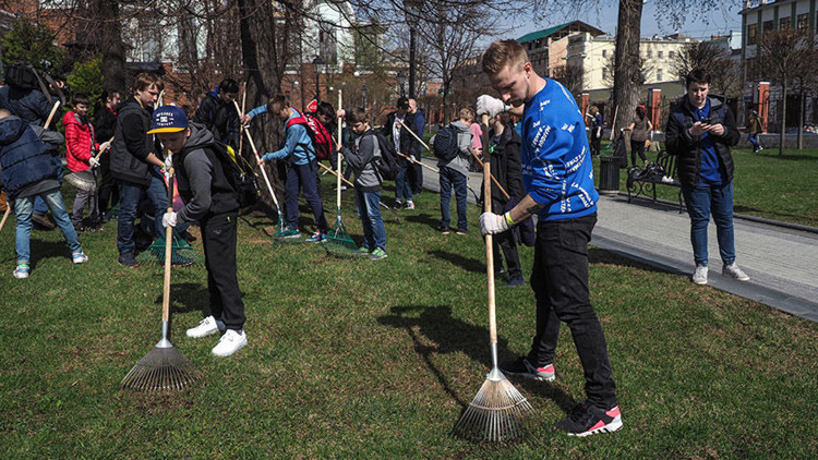 Rusia: Miles de voluntarios limpian calles y plantan árboles como parte de una tradición soviética