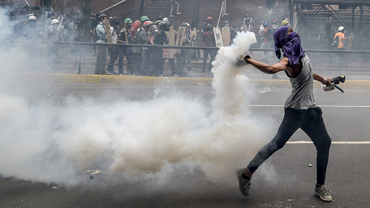 ¿Escudos humanos? Oposición venezolana usa a niños al frente de sus protestas violentas